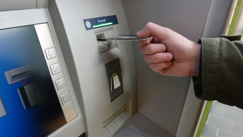 Jak ustrzec się przed kradzieżą przy wypłacaniu pieniędzy z bankomatów?